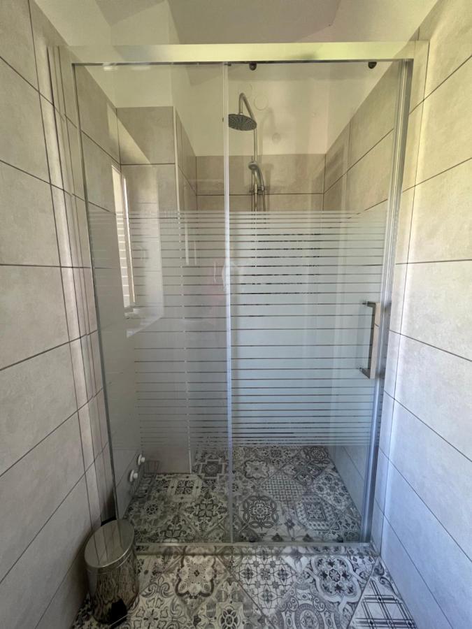 Apartman Maroon Ловран Екстериор снимка